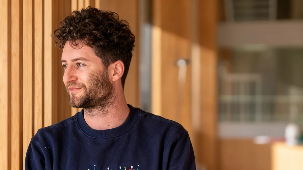 Bernmobil Observes Minute of Silence for Crans-Montana Victims